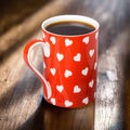 Coeurs sur rouge tasse classico