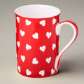 Coeurs sur rouge tasse classico